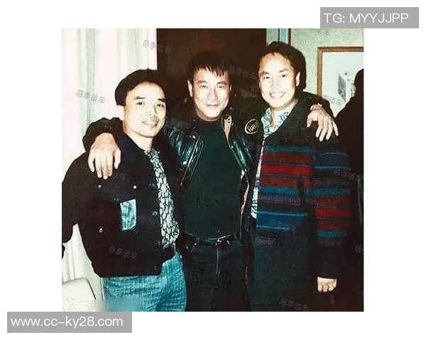 帕托在国际足联活动中与皮耶罗和辛纳亲密合影引发热议 帕托在国际足联活动中与皮耶罗和辛纳亲密合影引发热议